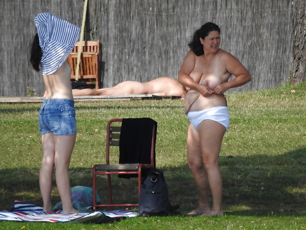 Nudist Mutter und Tochter
 #100182077