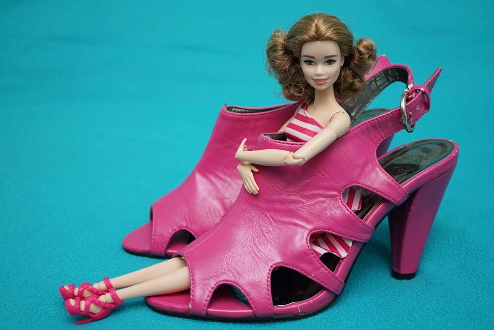 Barbie traviesa y sandalias rosas
 #80639833