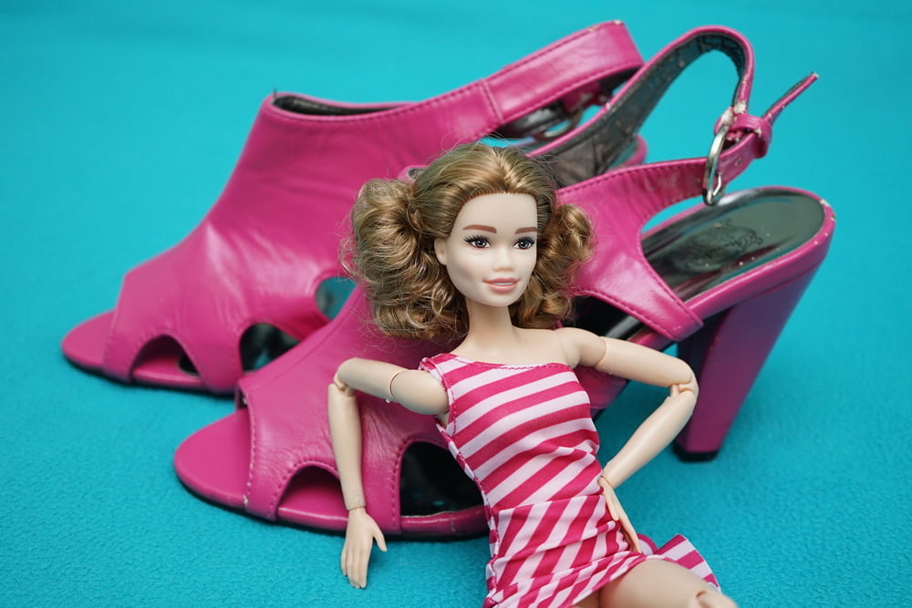 Barbie traviesa y sandalias rosas
 #80639839