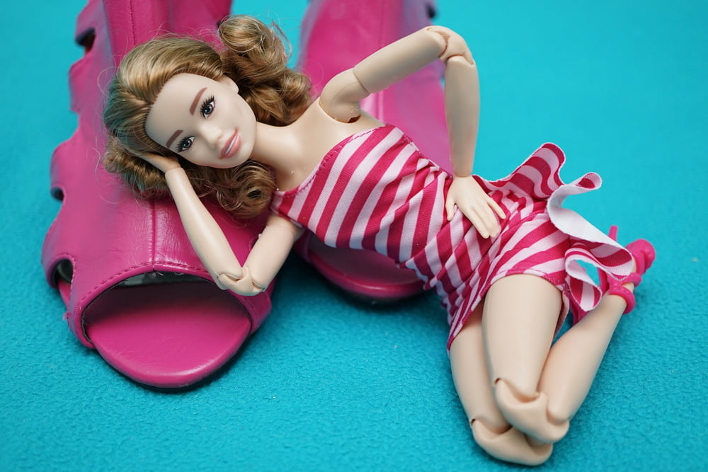 Freche Barbie und rosa Sandalen
 #80639845