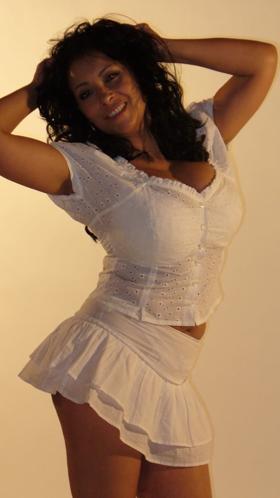 Donna ambrose en robe blanche et talons non nue
 #95761200