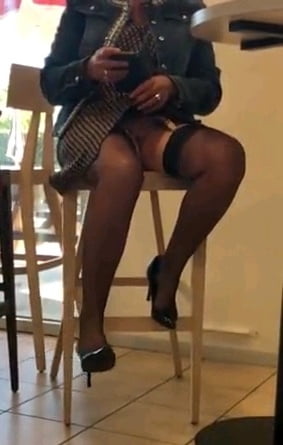 Sous la jupe de ma femme #81554045