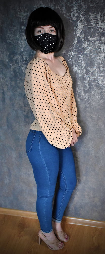 Saftige Lulu in sexy Jeans und Highheels neckt
 #106596304
