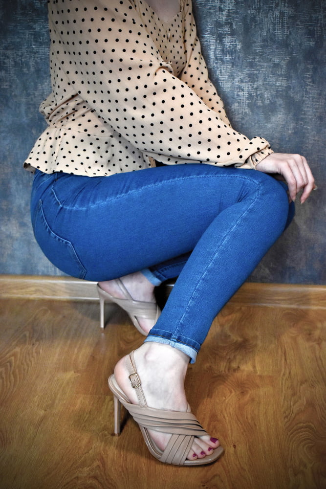 Juicy lulu in jeans sexy e tacchi alti prende in giro
 #106596307