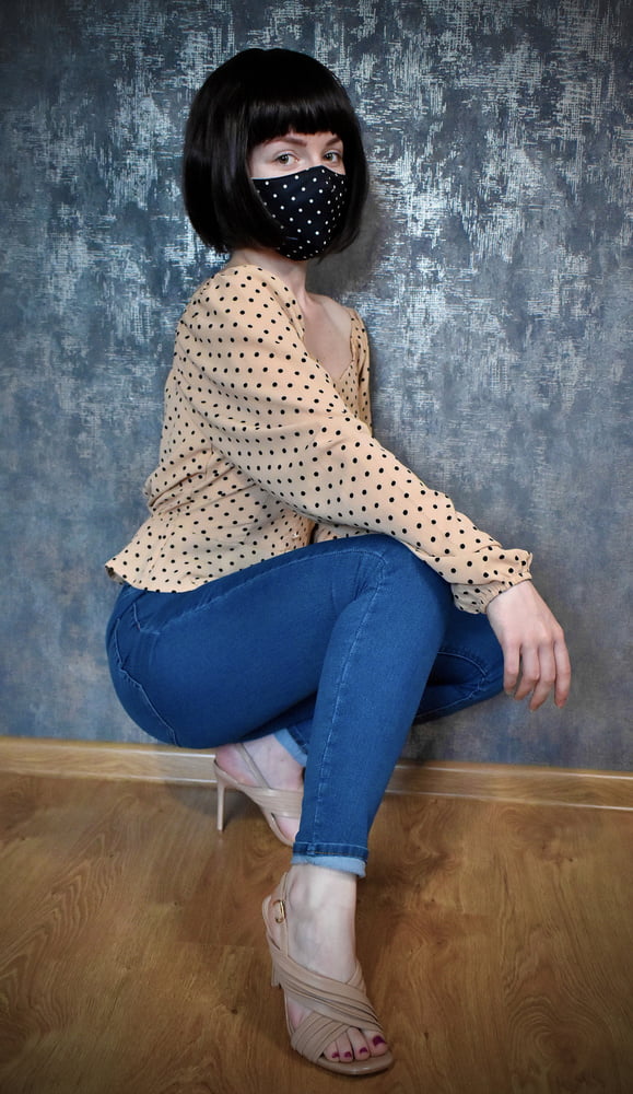 Saftige Lulu in sexy Jeans und Highheels neckt
 #106596308