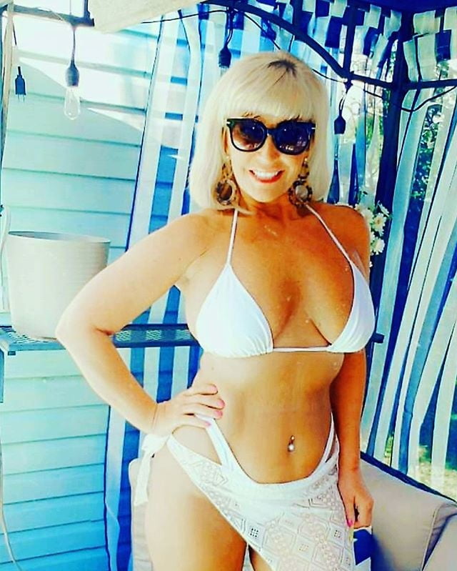 Pamela ferguson 50 anni spogliarellista masturbazione ai suoi bikini
 #89961275
