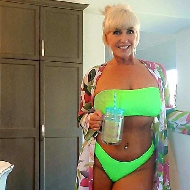 Pamela ferguson 50 anni spogliarellista masturbazione ai suoi bikini
 #89961278