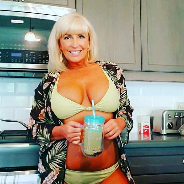Pamela ferguson strip-teaseuse de 50 ans se masturbe dans ses bikinis
 #89961282