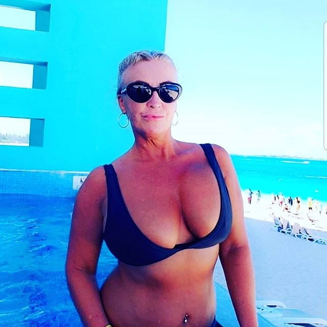 Pamela ferguson 50 anni spogliarellista masturbazione ai suoi bikini
 #89961283