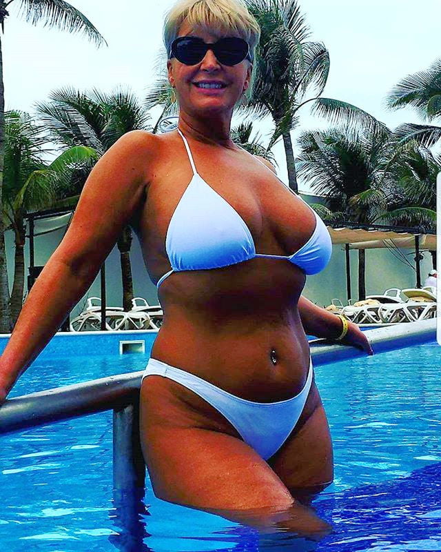 Pamela ferguson strip-teaseuse de 50 ans se masturbe dans ses bikinis
 #89961285