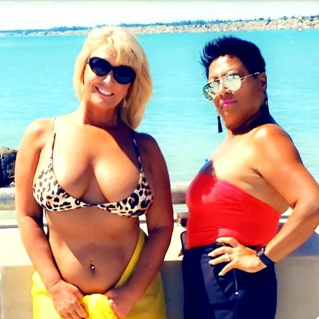 Pamela ferguson 50 anni spogliarellista masturbazione ai suoi bikini
 #89961291