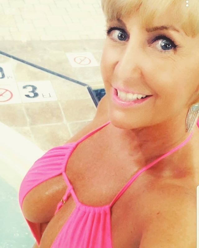 Pamela ferguson 50 anni spogliarellista masturbazione ai suoi bikini
 #89961292