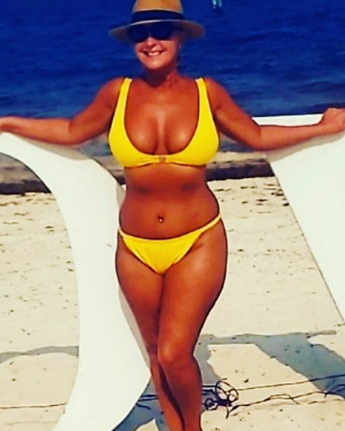 Pamela ferguson 50 anni spogliarellista masturbazione ai suoi bikini
 #89961293