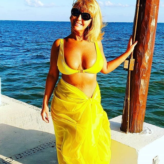 Pamela ferguson strip-teaseuse de 50 ans se masturbe dans ses bikinis
 #89961294