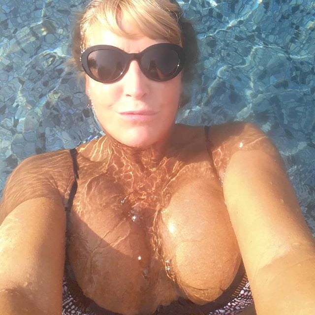 Pamela ferguson 50 anni spogliarellista masturbazione ai suoi bikini
 #89961296