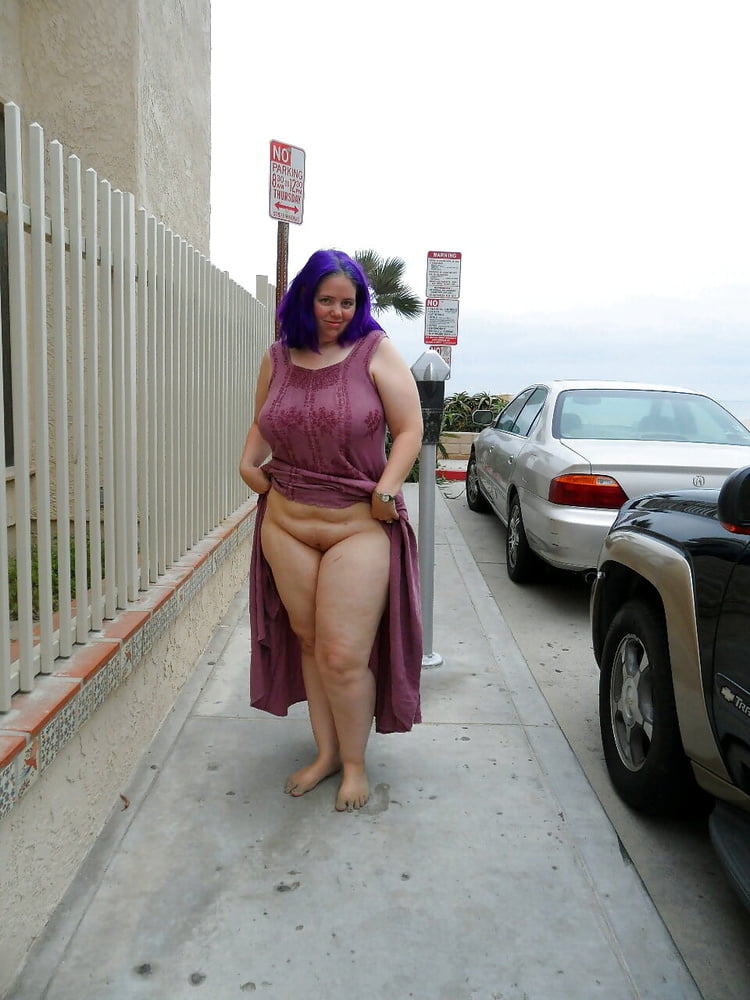 Hermosa mujer regordeta con el pelo púrpura
 #91506470