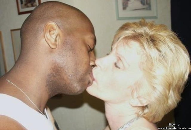 白人妻と黒人男性のキス
 #104487734