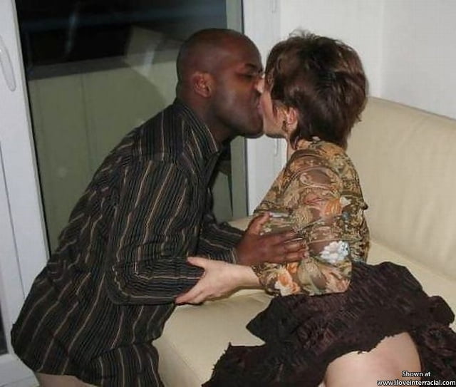 白人妻と黒人男性のキス
 #104487871