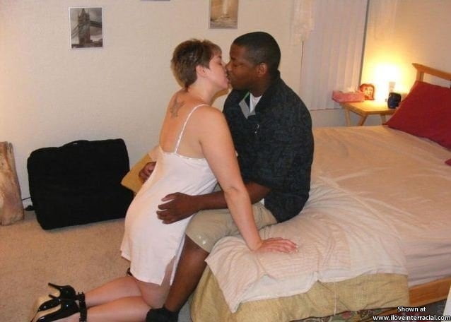 白人妻と黒人男性のキス
 #104487874