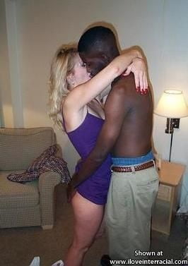 白人妻と黒人男性のキス
 #104487891