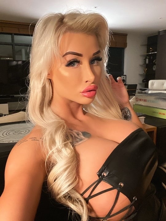 Milfs und Flittchen
 #82279658