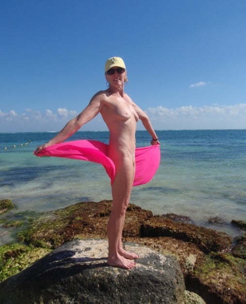 Sexy maduras en las rocas
 #81908071