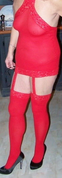 Roter einteiliger Body Rock mit Nylons angegriffen.
 #99803038