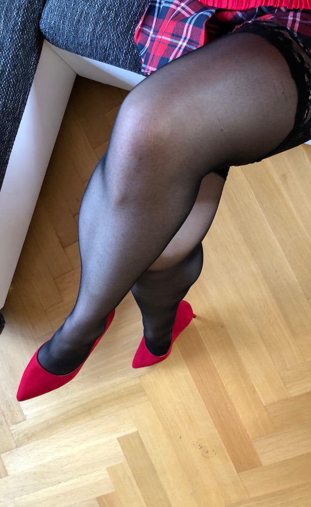 Sexy Füße, Ehefrau Nylonstrümpfe, hohe Absätze, heiße Mädchenbeine
 #96703167