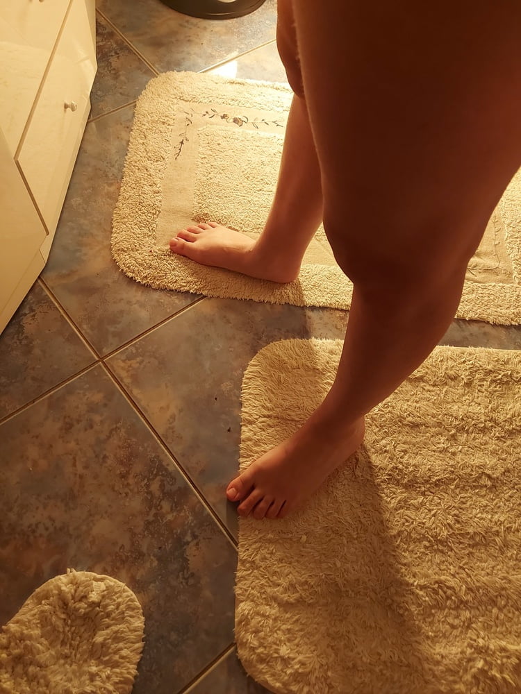 Mi sono depilata le gambe e dopo mi faccio la doccia #106700401