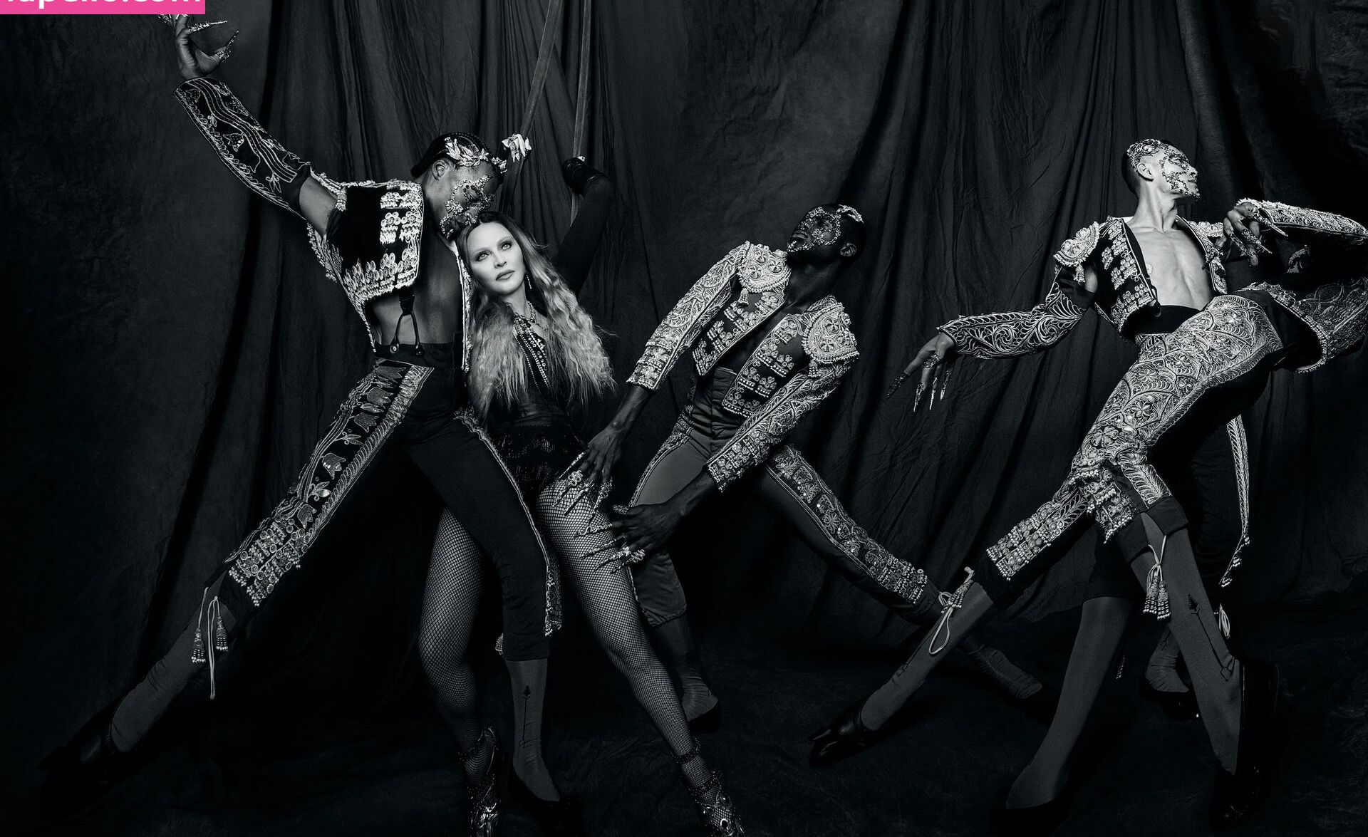 Madonna desnuda #108252875