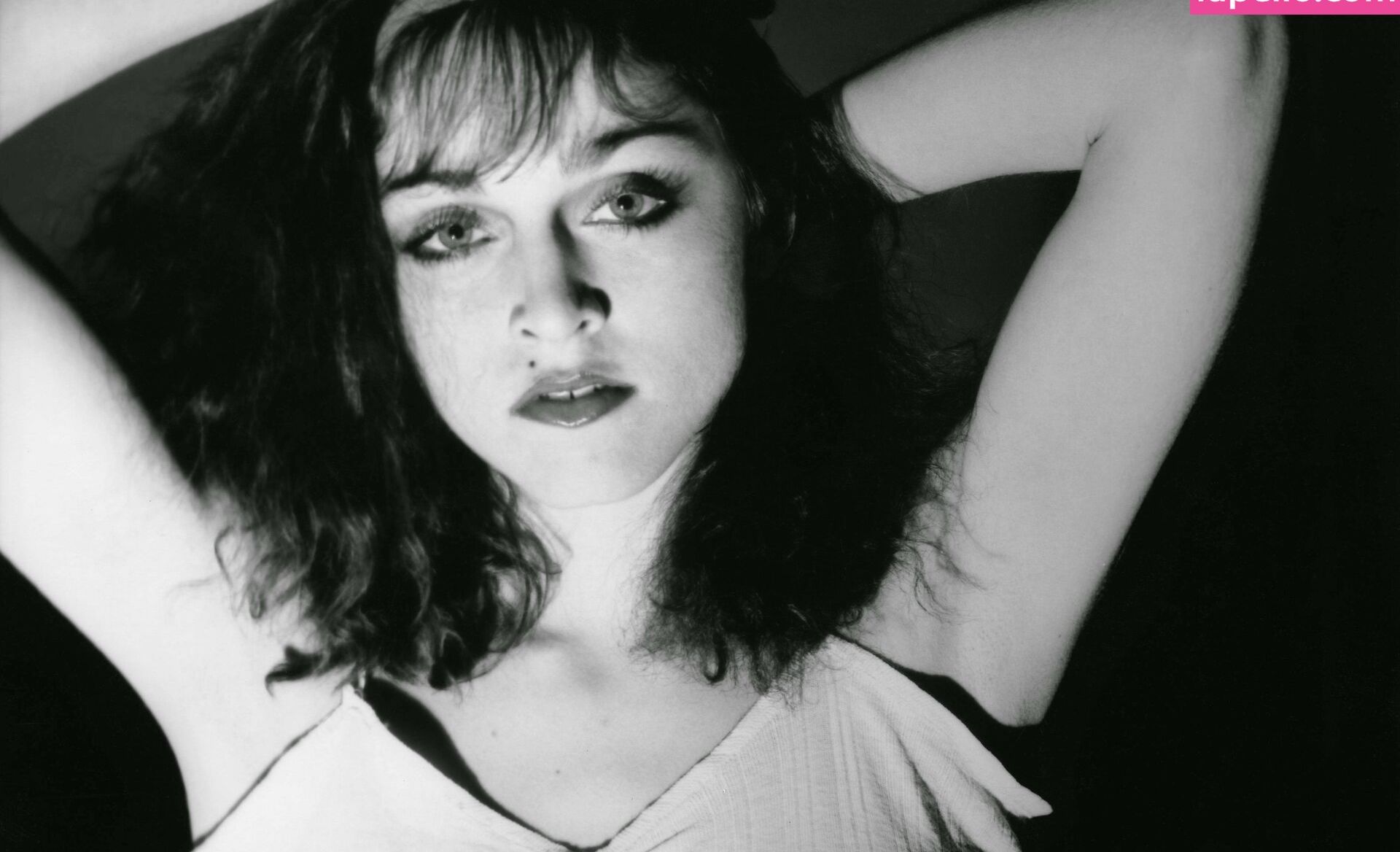 Madonna desnuda #108252941