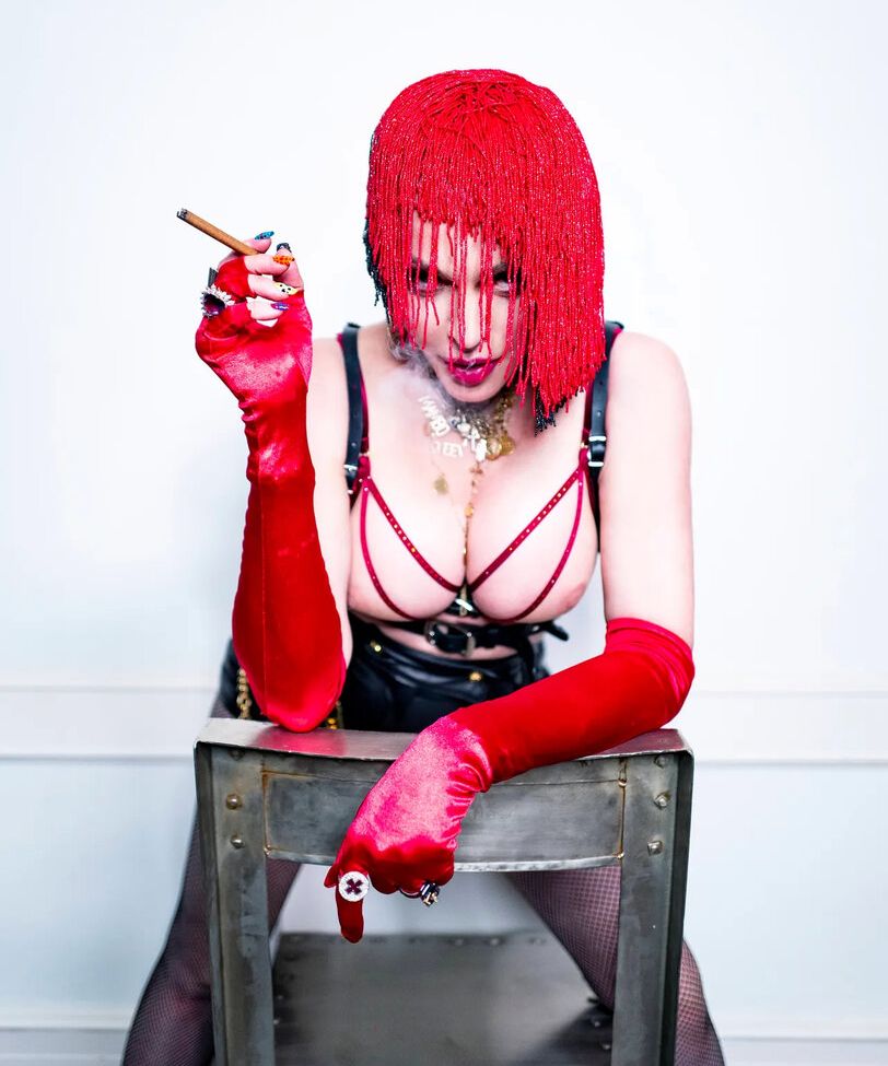 Madonna desnuda #108252981