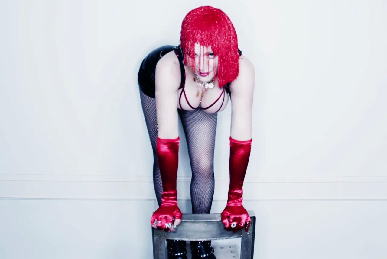 Madonna desnuda #108252982