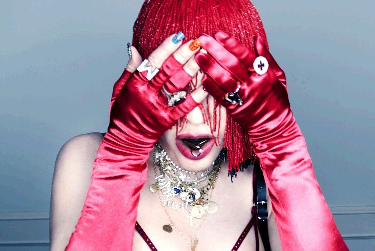 Madonna desnuda #108252985