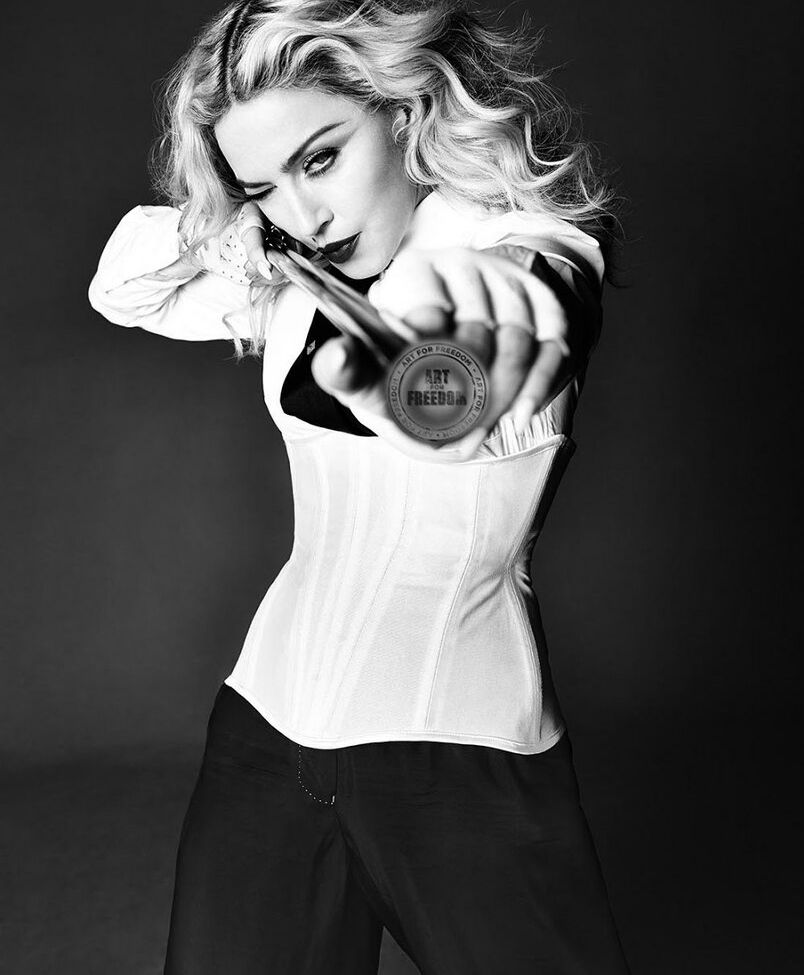 Madonna desnuda #108253010