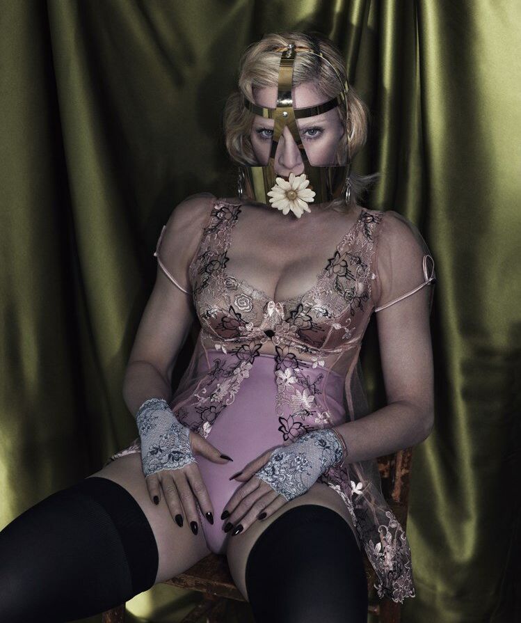 Madonna desnuda #108253021