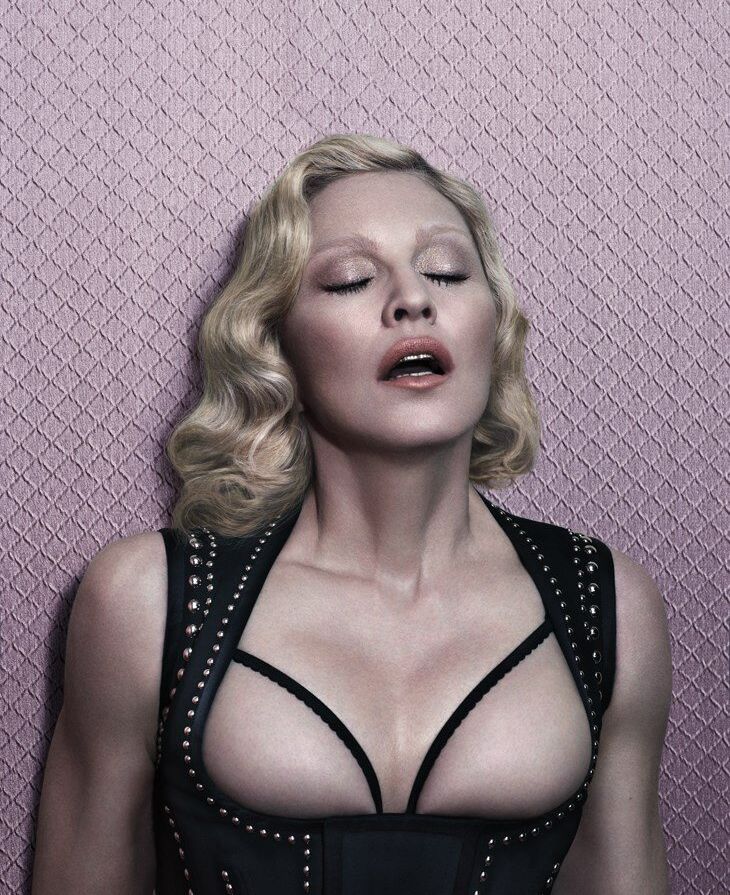 Madonna desnuda #108253026