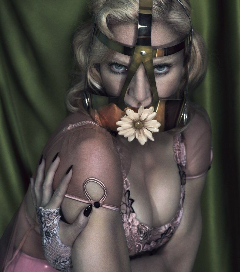 Madonna desnuda #108253027