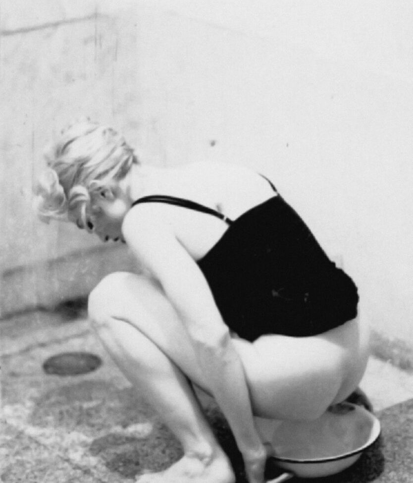 Madonna desnuda #108253072