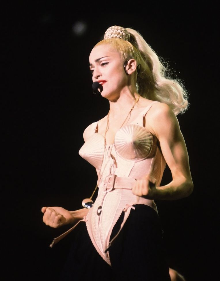 Madonna desnuda #108253092