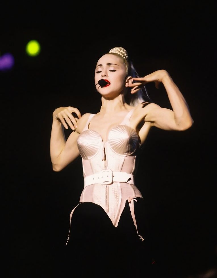 Madonna desnuda #108253093