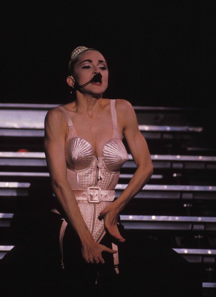 Madonna desnuda #108253095