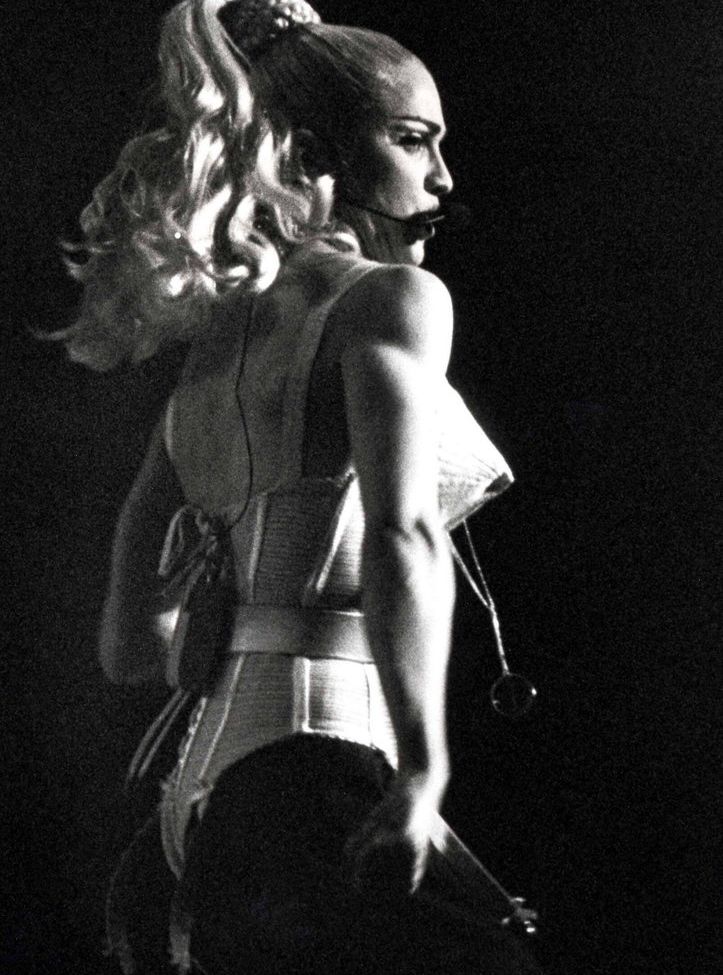 Madonna desnuda #108253096