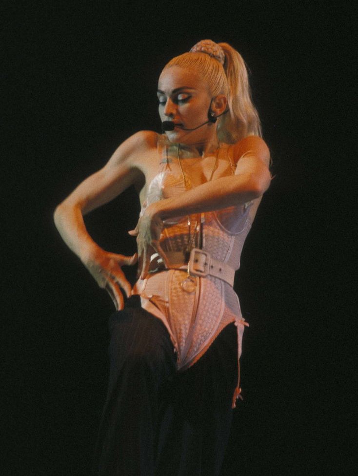 Madonna desnuda #108253108