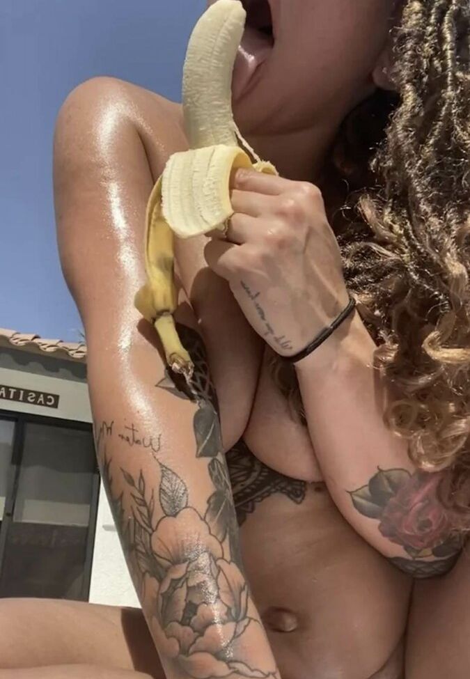 Damacosmica desnuda #109866136