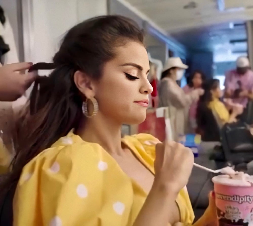 Selena gomez nouveau ... glace pour lèvres chaudes ! !!
 #80934954