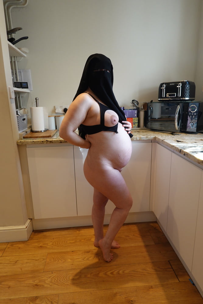 Schwangere Frau in muslimischem Niqab und Still-BH
 #106679745