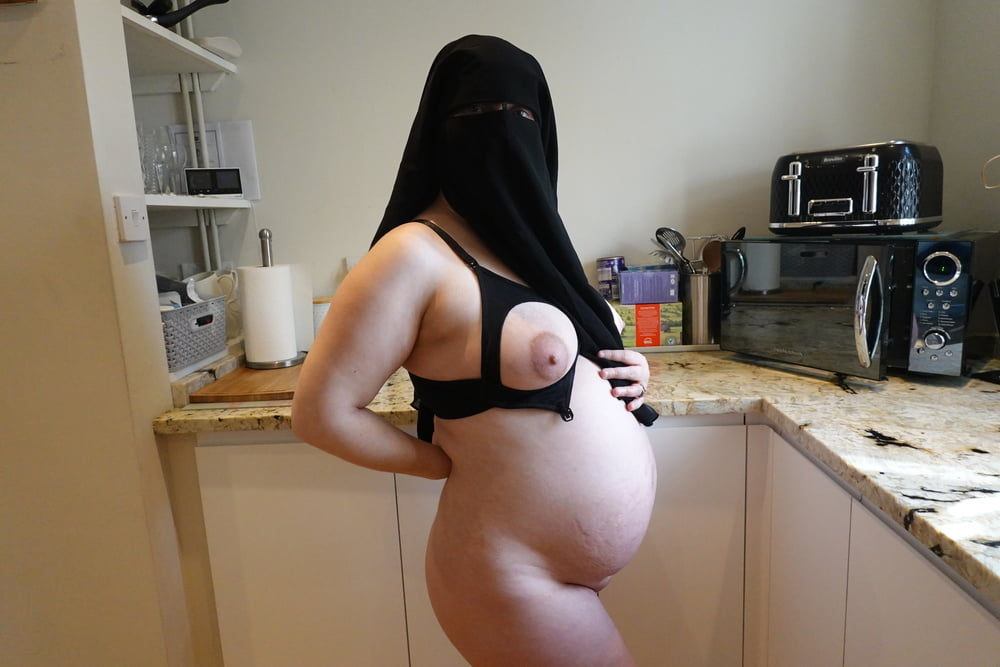 Femme enceinte en niqab musulman et soutien-gorge d'allaitement
 #106679749