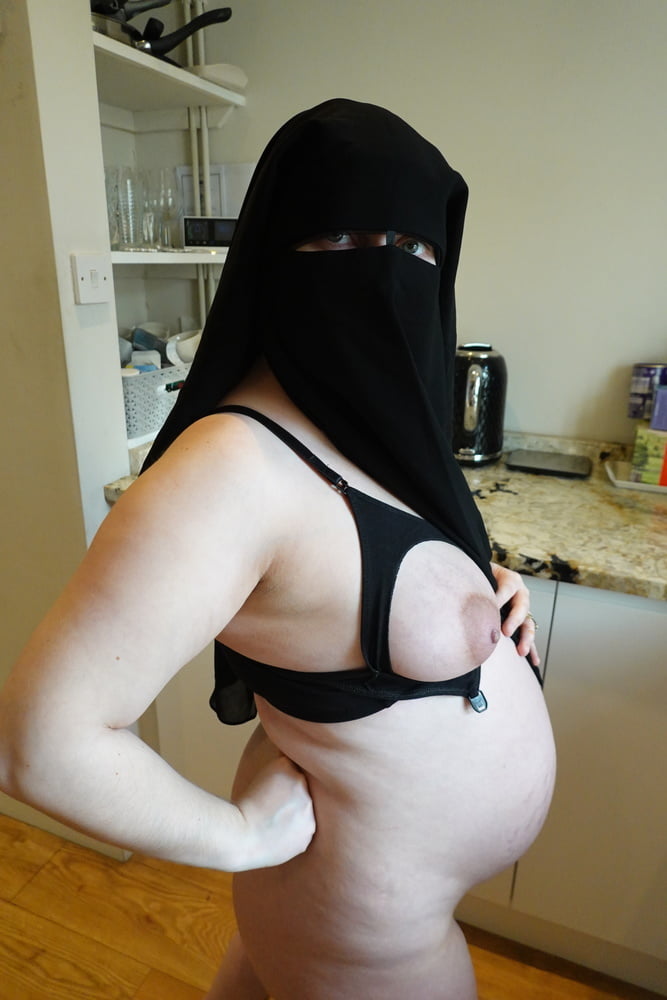 Femme enceinte en niqab musulman et soutien-gorge d'allaitement
 #106679765