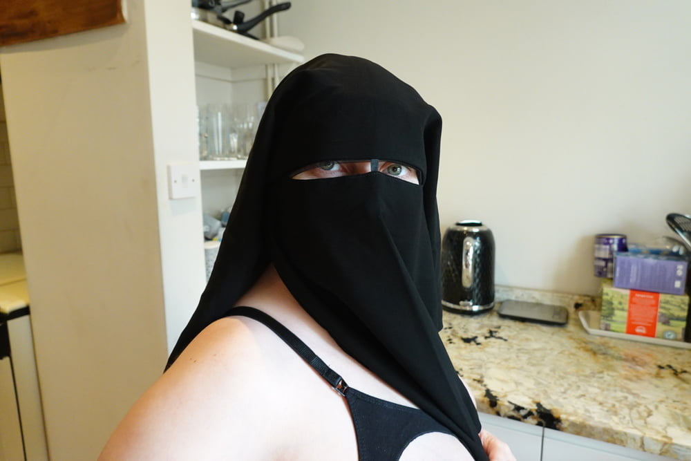 Femme enceinte en niqab musulman et soutien-gorge d'allaitement
 #106679767